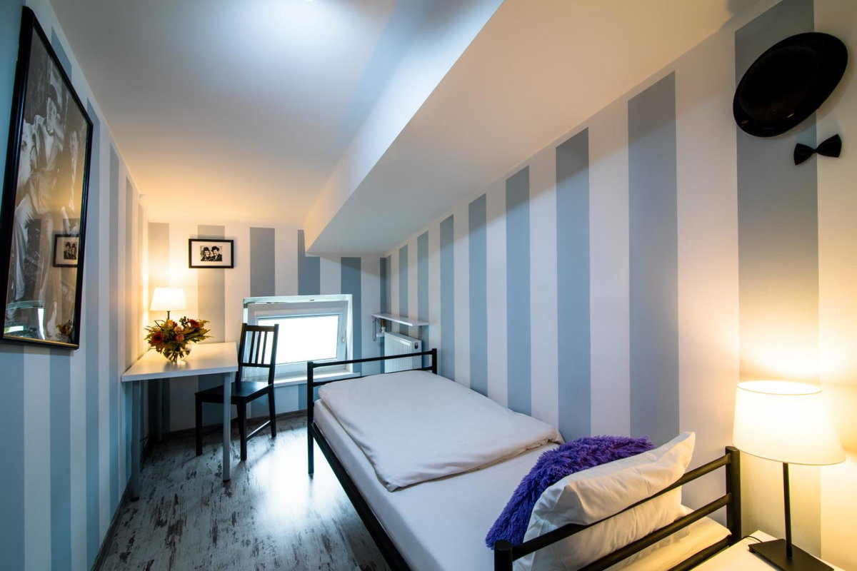 AB Hostel, Pologne
