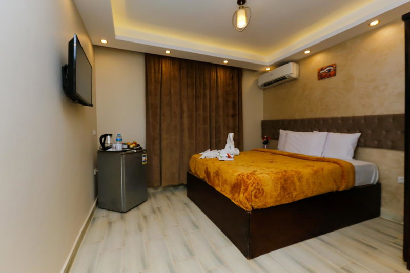 Venus Pyramids Inn Rooftop Access & Free Breakfast, Abu an Numrus, Egypt