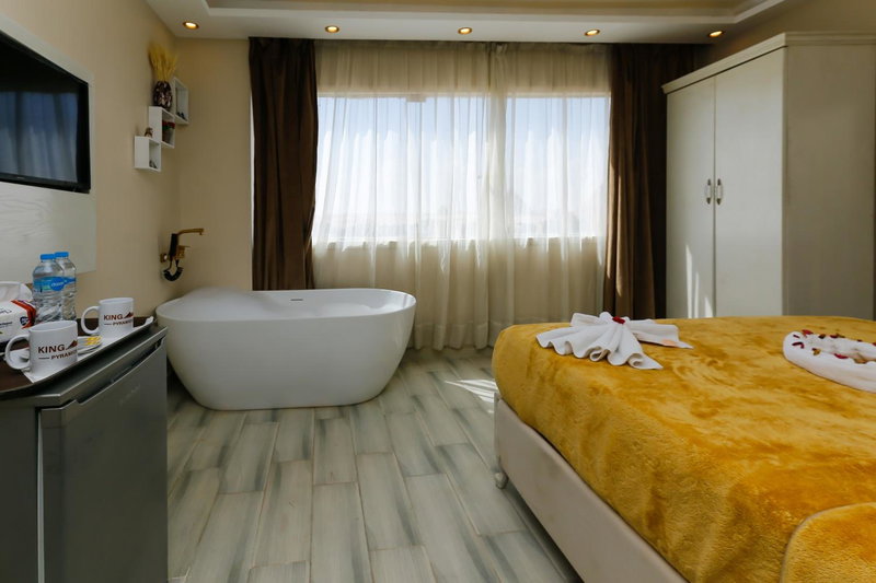 Venus Pyramids Inn Rooftop Access & Free Breakfast, Abu an Numrus, Egypt