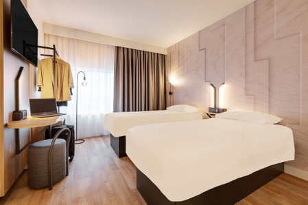 B&B HOTEL Lille Lillenium Eurasanté, Loos, France