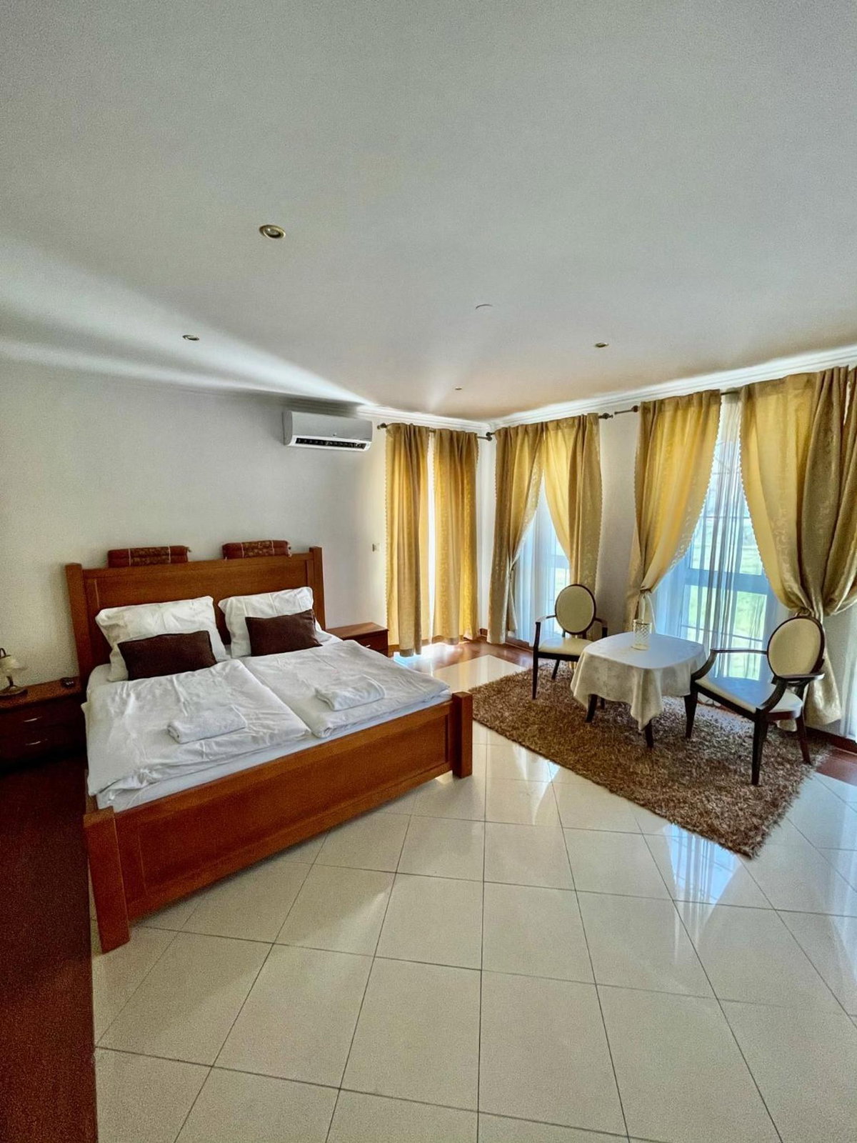 Hotel · Penzion Vegas, Partizanske