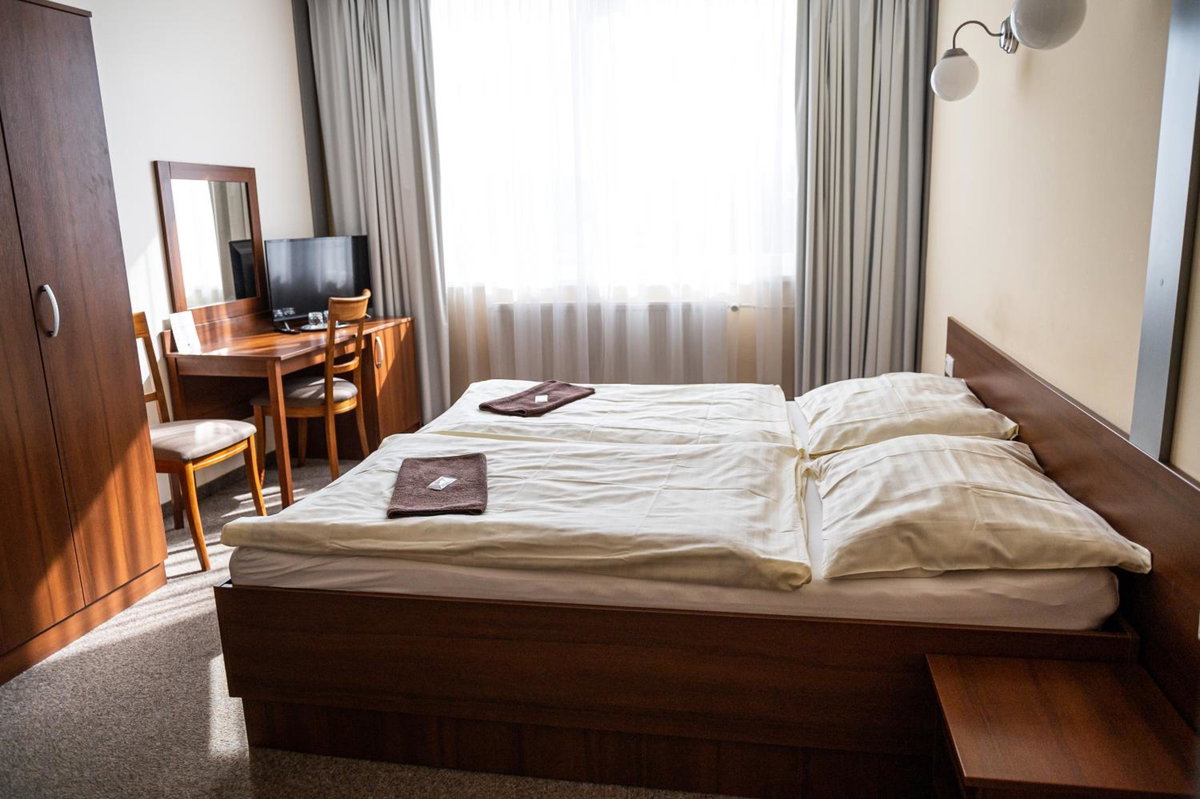 City Hotel B&B, reception 24 7, 800m od-from R1, free parking, Eslovaquia