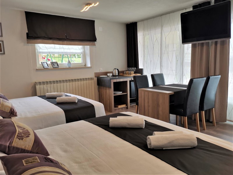 Yellow Dreamhouse, Postojna, Slowenien
