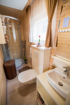 Glamping Krone Kolpa Heaven, Adlešiči, Slovenia