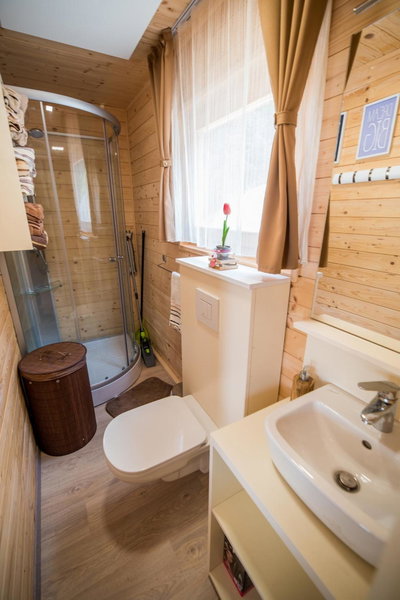 Glamping Krone Kolpa Heaven, Adlešiči, Slovenia