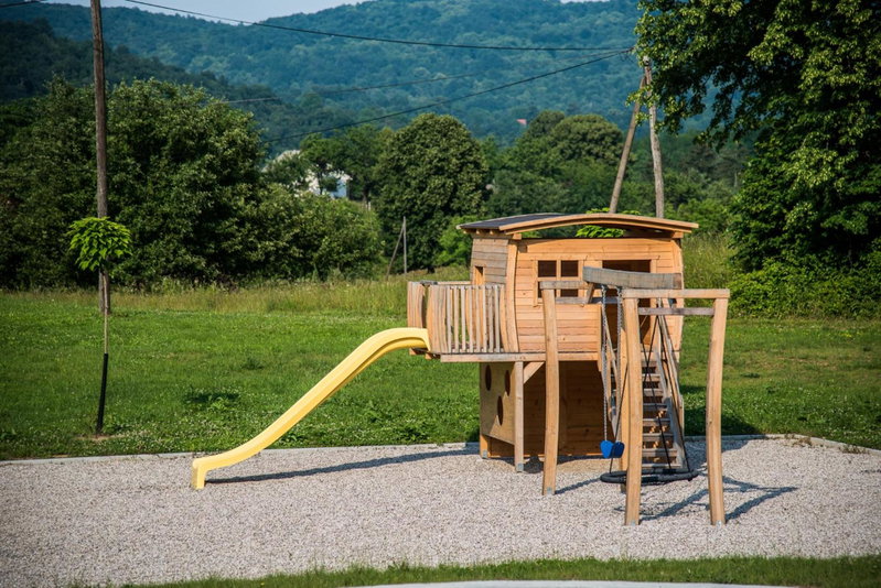 Glamping Krone Kolpa Heaven, Adlešiči, Slovenia