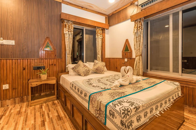 Hotel Riverside with Swimming pool, Sauraha, Nepal