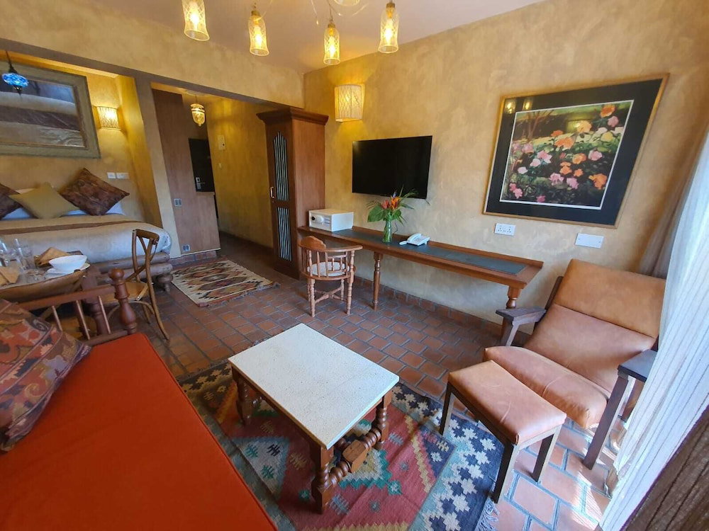 Woodmere Grand Hotel, Kenya