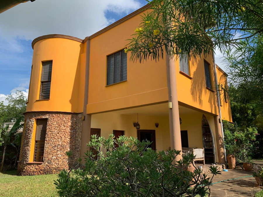 Lions Home, Diani Beach, Kenya