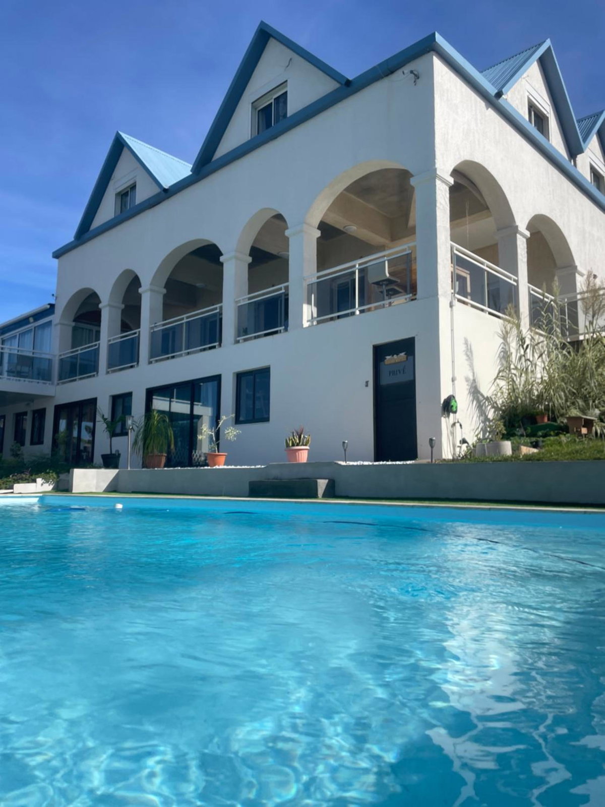 Villa Blue Lodge, Treffen