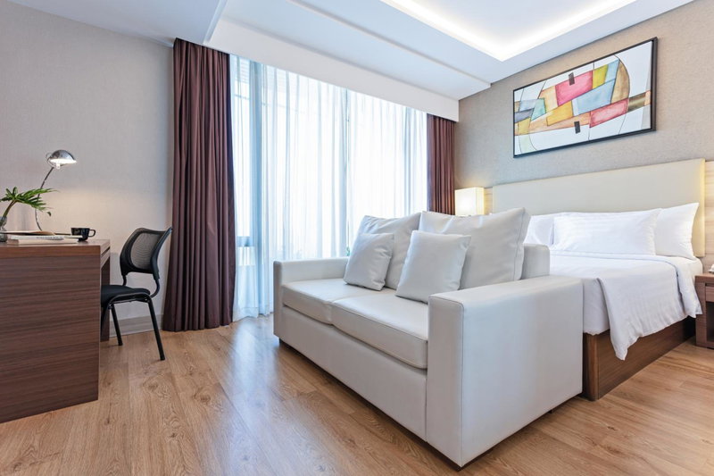 Adelphi Forty-Nine, Makkasan, Thailand
