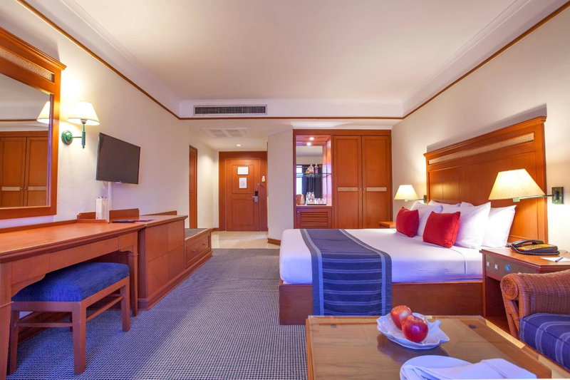 Cholchan Pattaya Beach Resort - SHA Extra Plus, Bang Lamung, Thailand