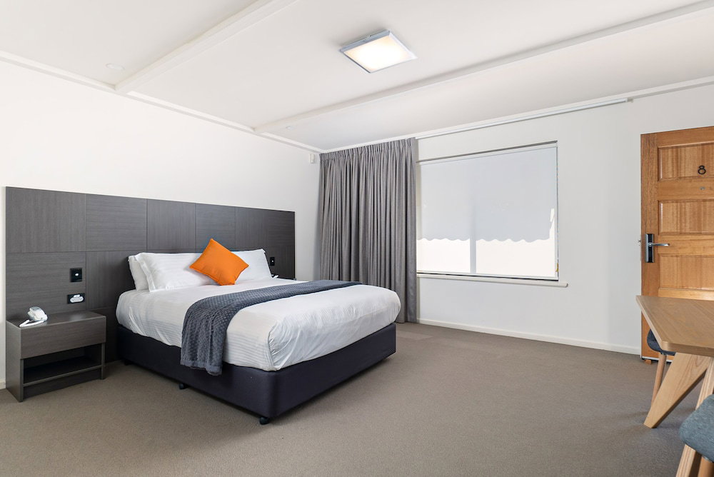 Hotel · Mick O'Shea's, Morphett Vale