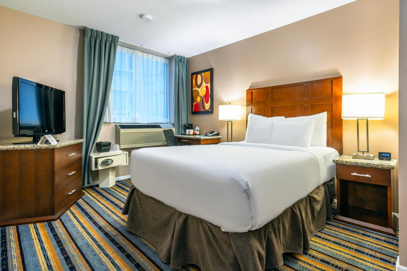 Quality Inn & Suites, West End, Canada
