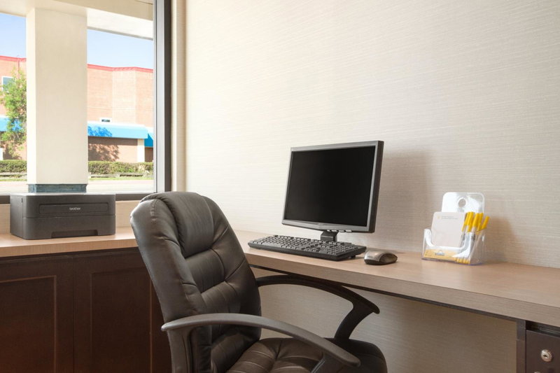 Days Inn by Wyndham Calgary Northwest, Calgary, Canada