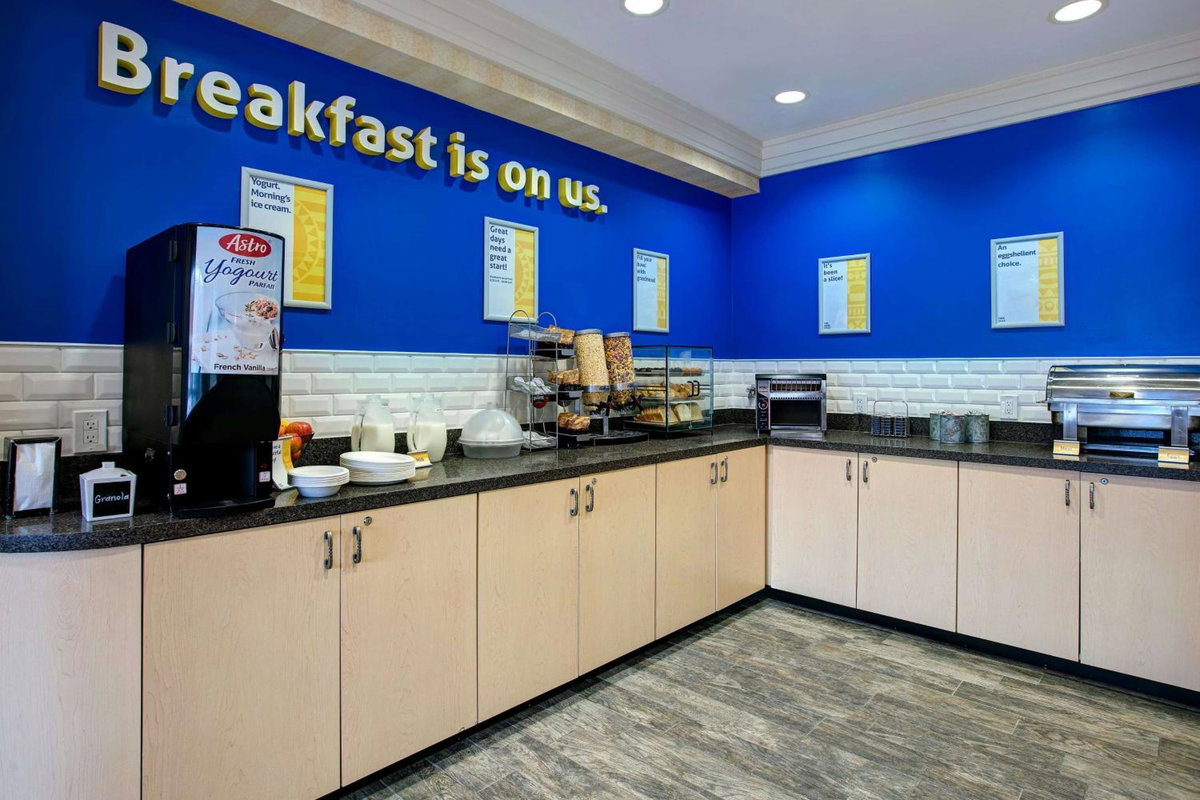Days Inn & Suites by Wyndham Collingwood, Canada