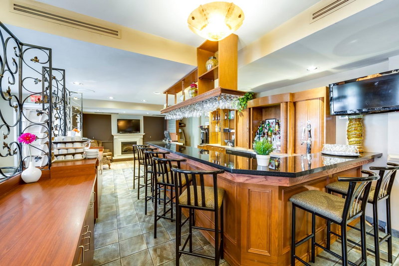 Monte Carlo Inn Oakville Suites, Oakville, Канада