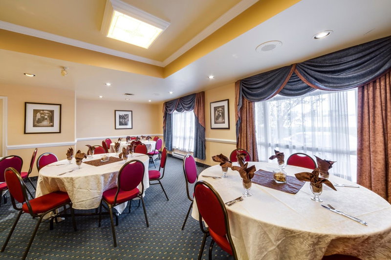 Monte Carlo Inn Oakville Suites, Oakville, Канада