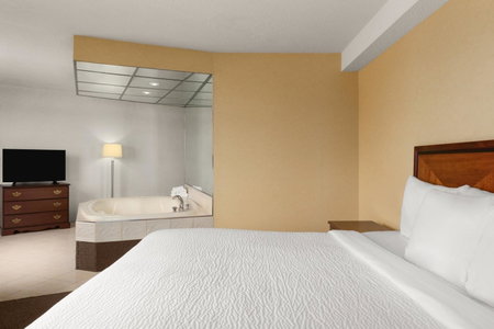 Days Inn by Wyndham Fallsview, Niagara Falls, Canada