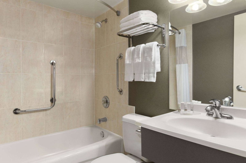 Days Inn by Wyndham Fallsview, Niagara Falls, Canada