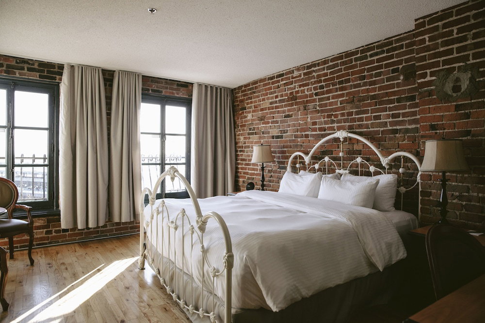 Hotel · Auberge du Vieux-Port, Montreal