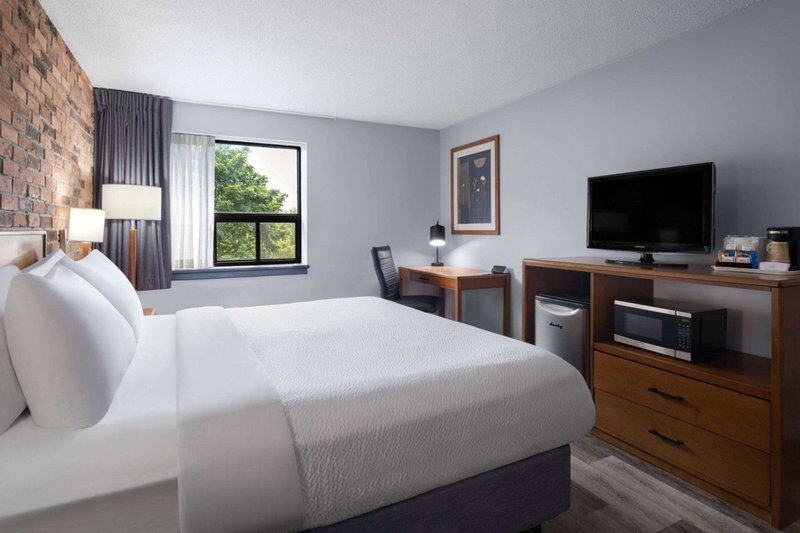 Travelodge by Wyndham Barrie, Barrie, Canada