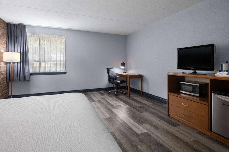Travelodge by Wyndham Barrie, Barrie, Canada