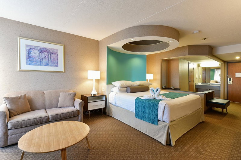 Howard Johnson Plaza by Wyndham by the Falls Niagara Falls, Niagara Falls, Canada