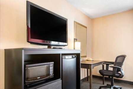 Quality Inn & Suites 5585 Ambler Drive Mississauga Ontario, Eringate-Centennial-West Deane, Canada