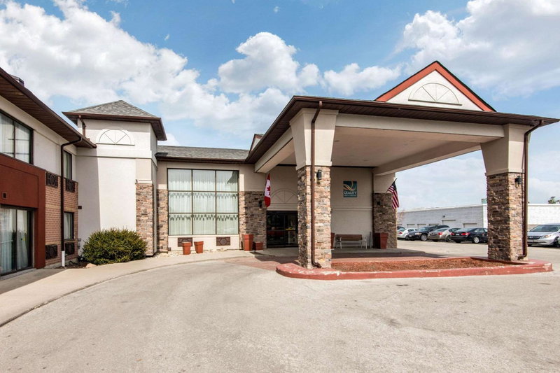 Quality Inn & Suites 5585 Ambler Drive Mississauga Ontario, Eringate-Centennial-West Deane, Canada
