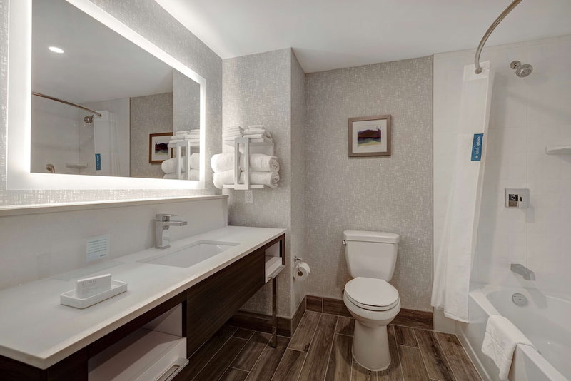 Hampton Inn & Suites by Hilton Burlington Toronto, Burlington, Canada