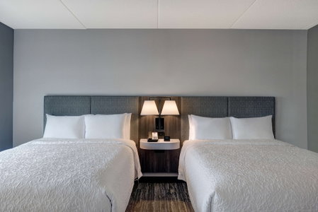 Hampton Inn & Suites by Hilton Burlington Toronto, Burlington, Canada