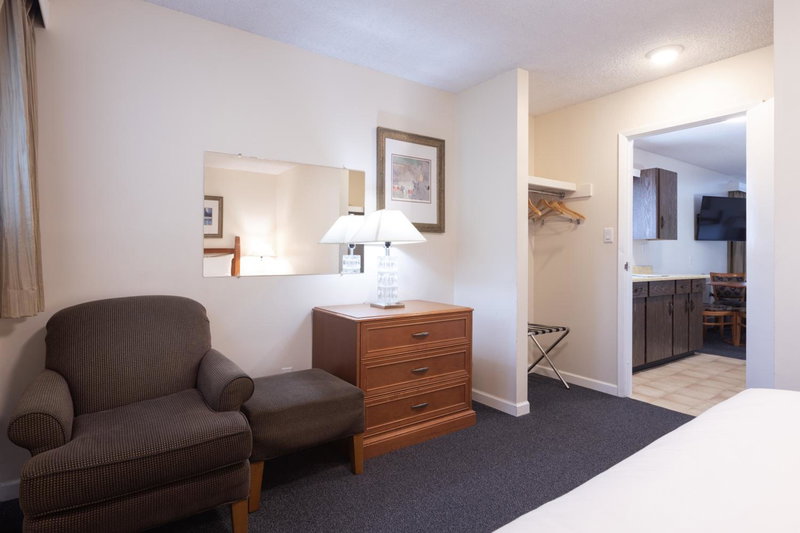 Robin Hood Inn and Suites, Esquimalt, Canada