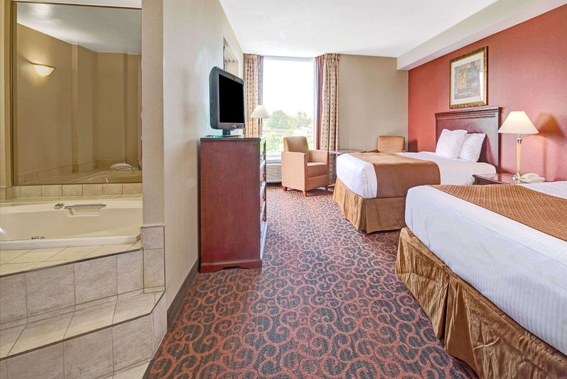 Ramada by Wyndham Niagara Falls/Fallsview, Niagara Falls, Canada