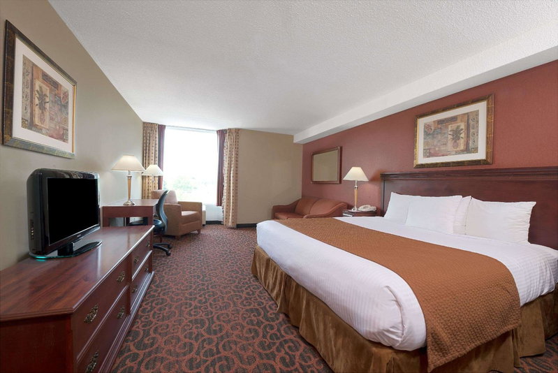 Ramada by Wyndham Niagara Falls/Fallsview, Niagara Falls, Canada