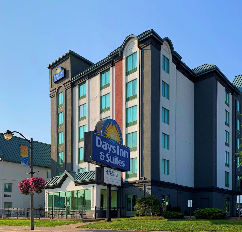 Days Inn & Suites by Wyndham Niagara Falls Centre St. By the Falls, Canada