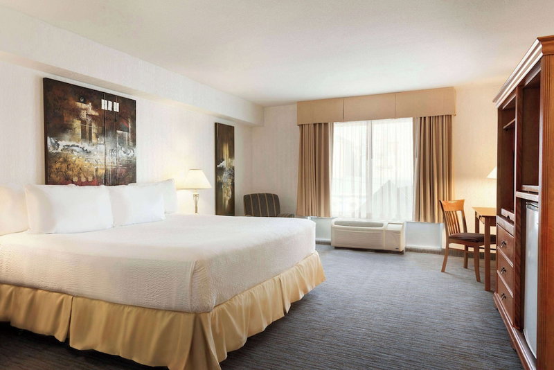 Days Inn & Suites by Wyndham Niagara Falls Centre St. By the Falls, Niagara Falls, Canada
