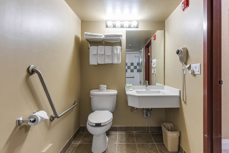 Quality Inn & Suites, Grimsby, Canada