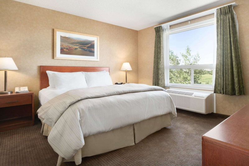 Days Inn & Suites by Wyndham Cochrane, Cochrane, Canada