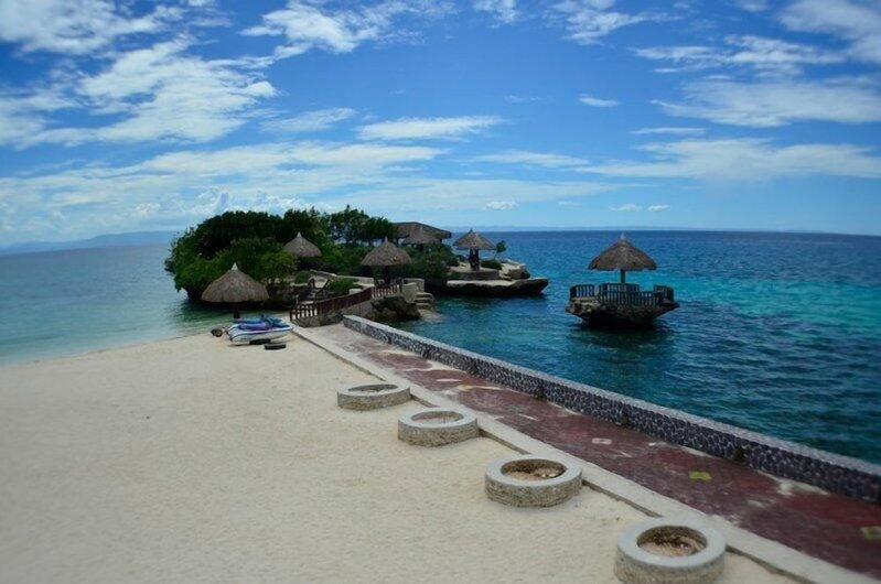 Mangodlong Rock Resort, San Francisco, Philippines