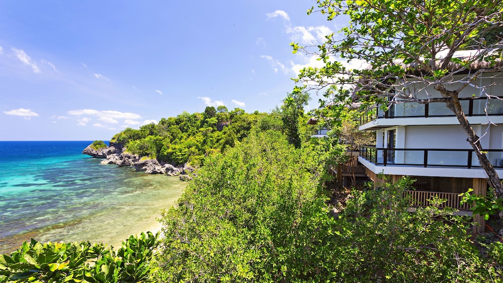 Hotel · Ocean's Edge Resort, Carabao Island
