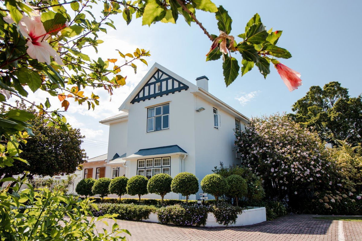 Hotel · Whispering Oaks Guest House, George