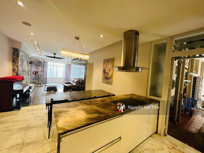Apartment for rent in Ho Chi Minh City, Vietnam · Saigon Pearl · 3 rooms, 3 baths