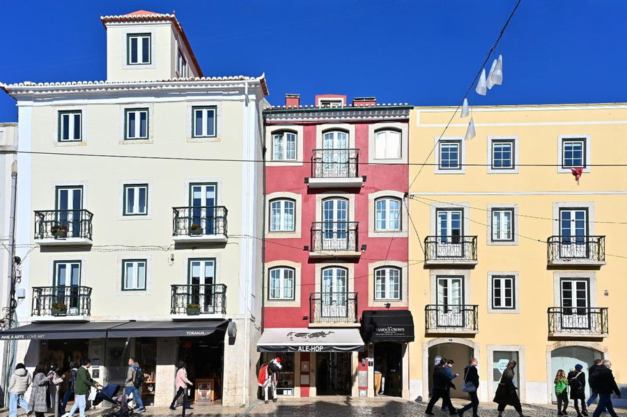 Famous Crows Lisbon Suites, Alges, Portugal