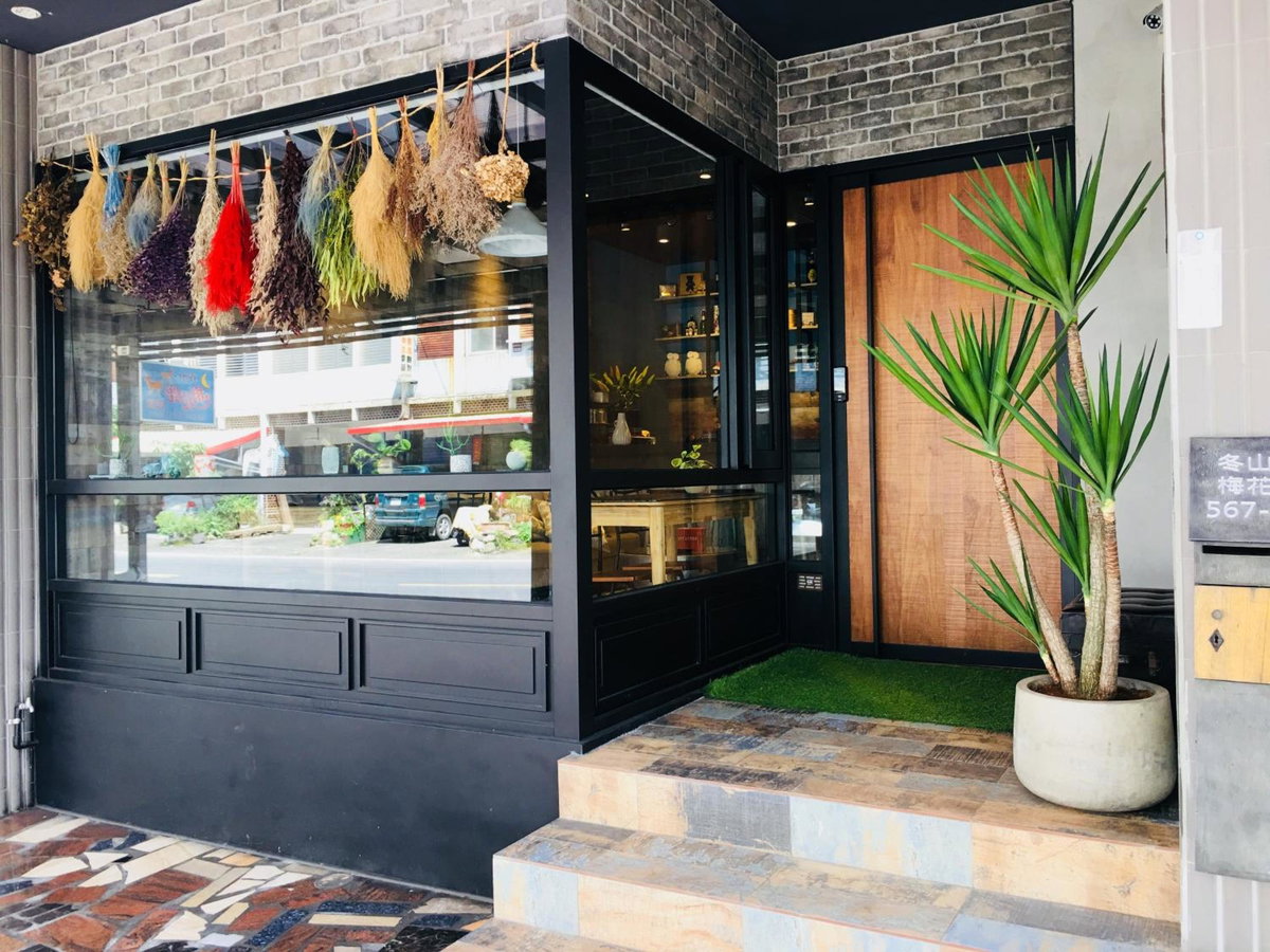 Hotel · Book 5, Yilan