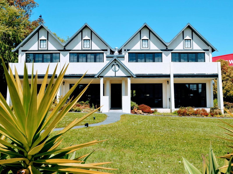 Salty Dog Inn, Snells Beach, New Zealand