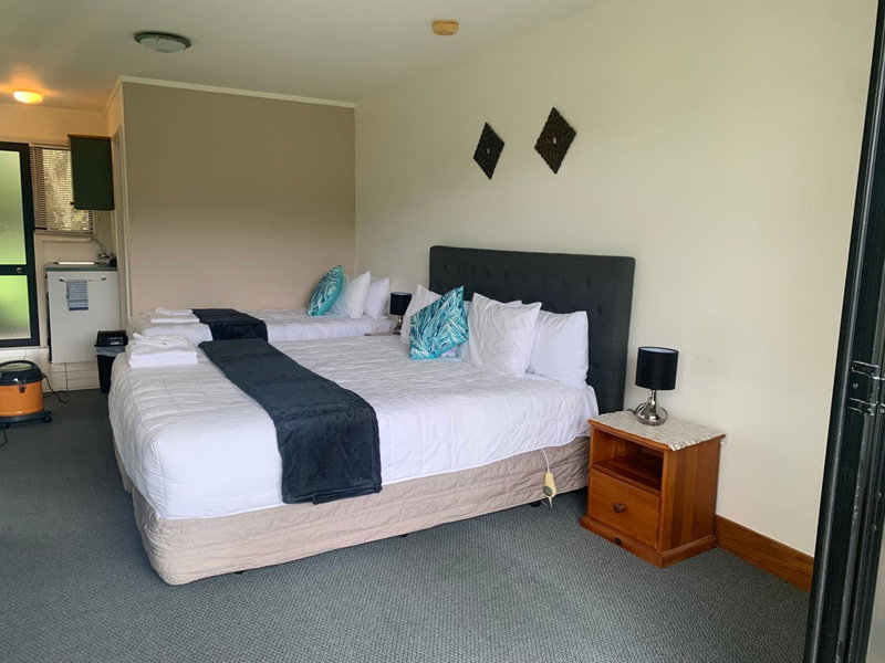 Salty Dog Inn, Snells Beach, New Zealand