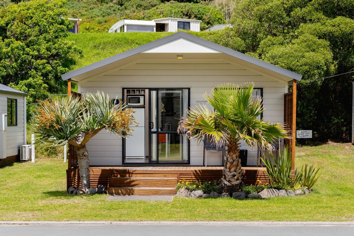 Hotel · Bowentown Beach Holiday Park, Waihi Beach