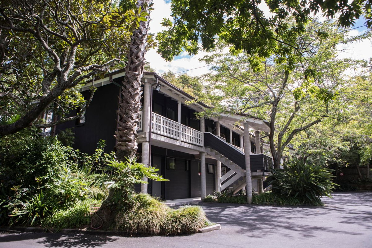 Emerald Inn on Takapuna Beach, New Zealand