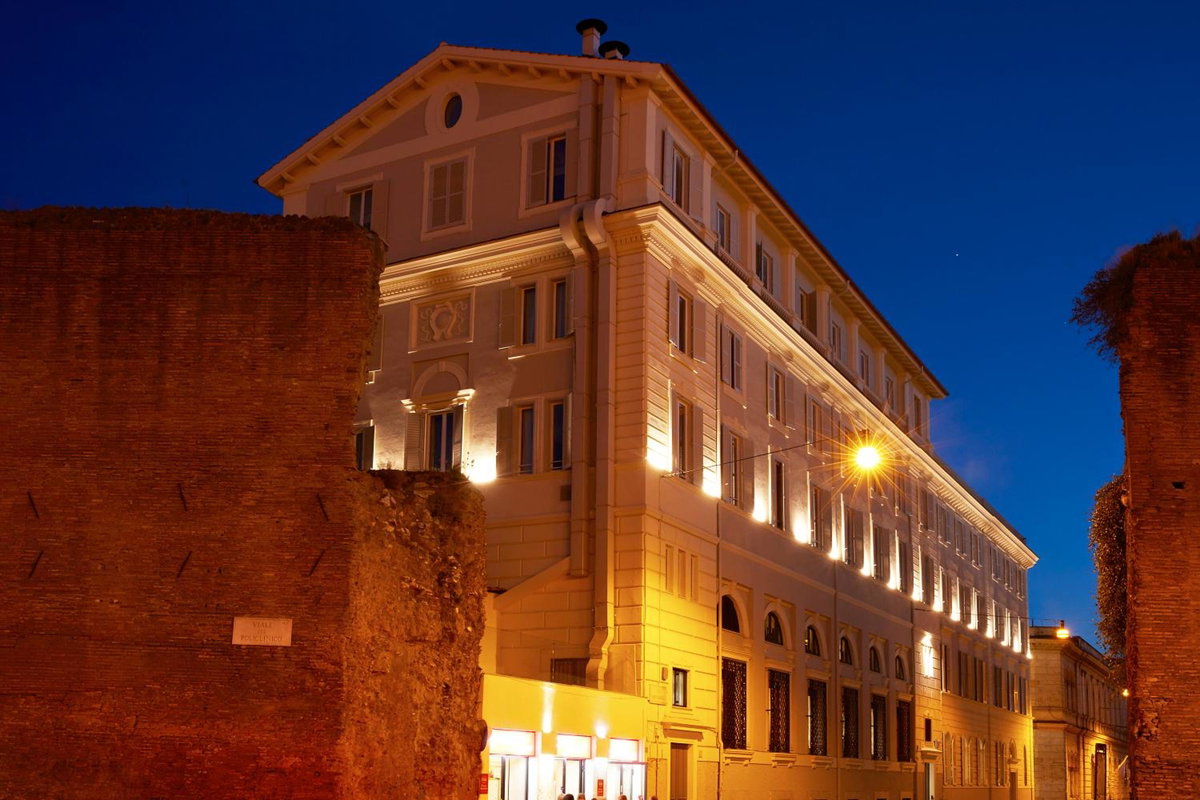 Hotel The Building, Italy